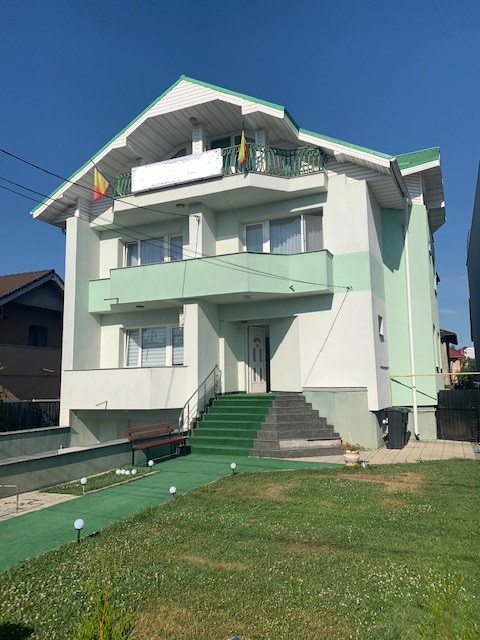 Vila de vanzare, 12 camere, zona Nord, Bacau