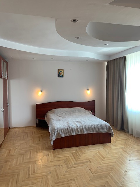 Vila de vanzare, 12 camere, zona Nord, Bacau