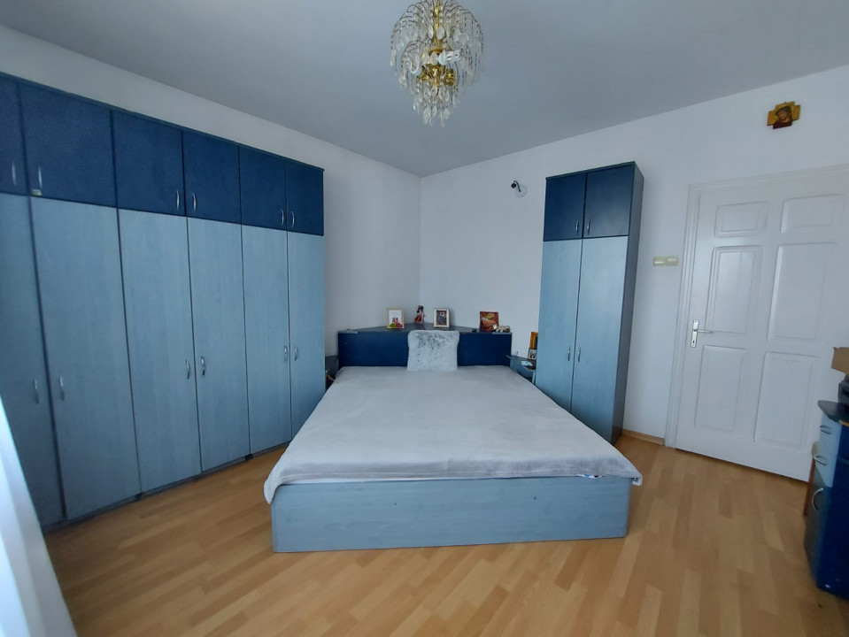 Vila de vanzare, 12 camere, zona Nord, Bacau