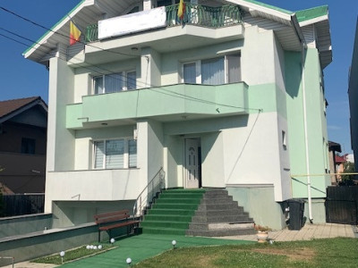 Vila de vanzare, 12 camere, zona Nord, Bacau