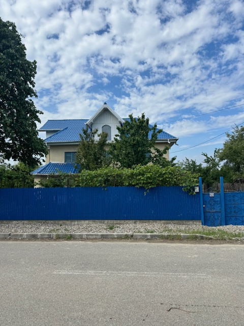 Casa cu etaj de vanzare sat Beresti, com. Sascut, jud. Bacau