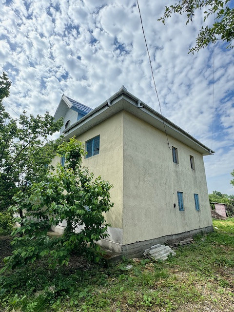 Casa cu etaj de vanzare sat Beresti, com. Sascut, jud. Bacau