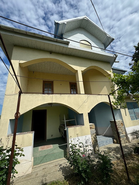 Casa cu etaj de vanzare sat Beresti, com. Sascut, jud. Bacau