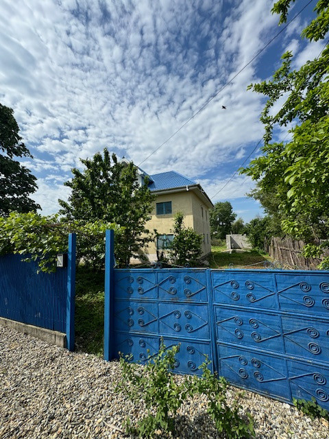 Casa cu etaj de vanzare sat Beresti, com. Sascut, jud. Bacau