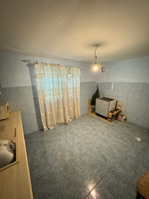 Casa cu etaj de vanzare sat Beresti, com. Sascut, jud. Bacau