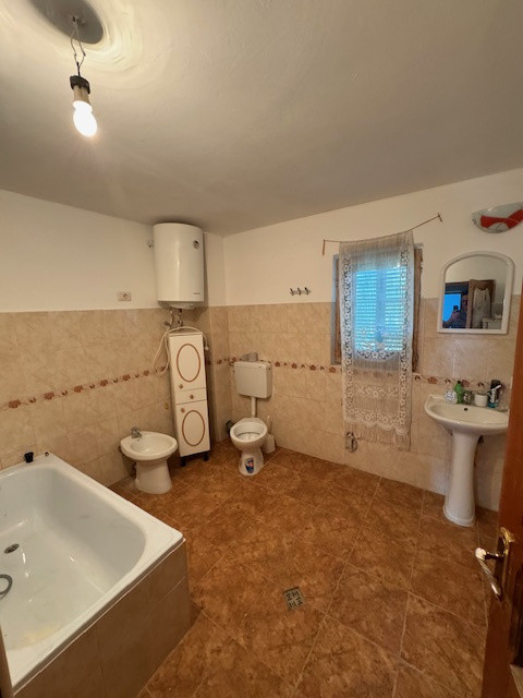 Casa cu etaj de vanzare sat Beresti, com. Sascut, jud. Bacau