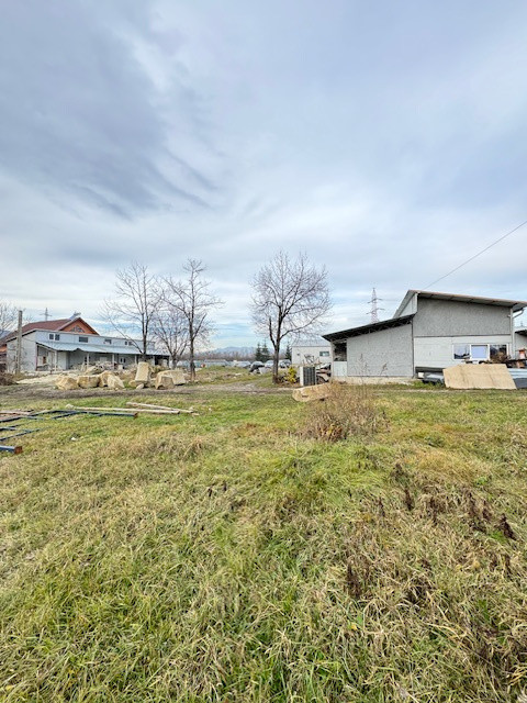 Teren 4.325 mp cu 2 hale, inchiriere/vanzare, Comanesti, jud. Bacau