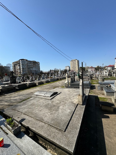 Vanzare cavou in Cimitirul Central Bacău