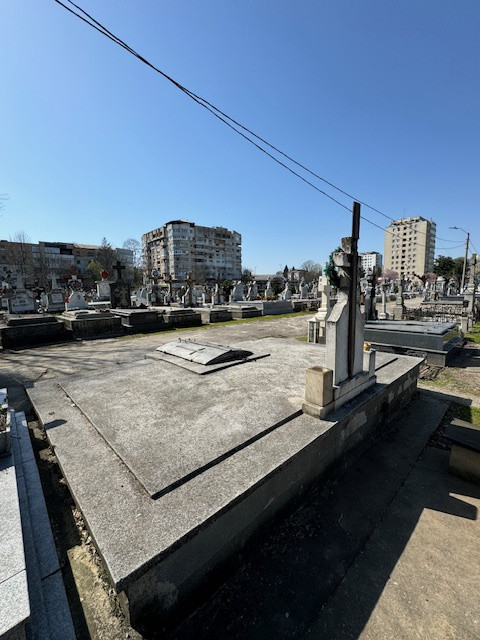 Cavou de vanzare  in Cimitirul Central Bacău