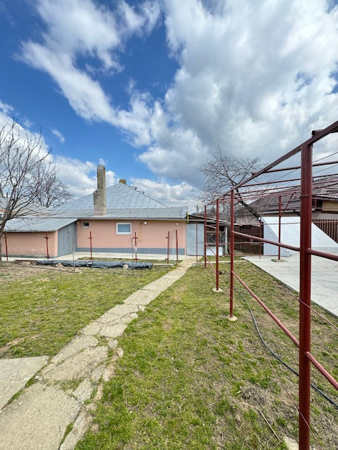 Casa cu 1.052 mp teren, SASCUT,  jud. Bacau