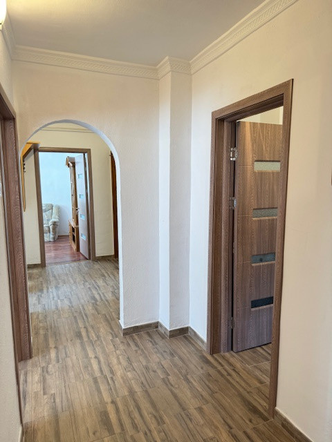 Apartament 3 camere si 2 bai de vanzare, str. Calugareni, Bacau-NORD