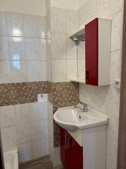 Apartament 3 camere si 2 bai de vanzare, str. Calugareni, Bacau-NORD