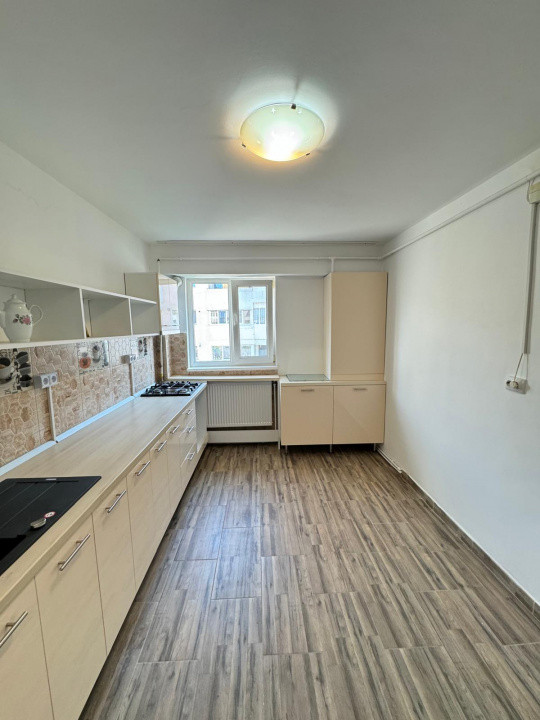 Apartament 3 camere si 2 bai de vanzare, str. Calugareni, Bacau-NORD