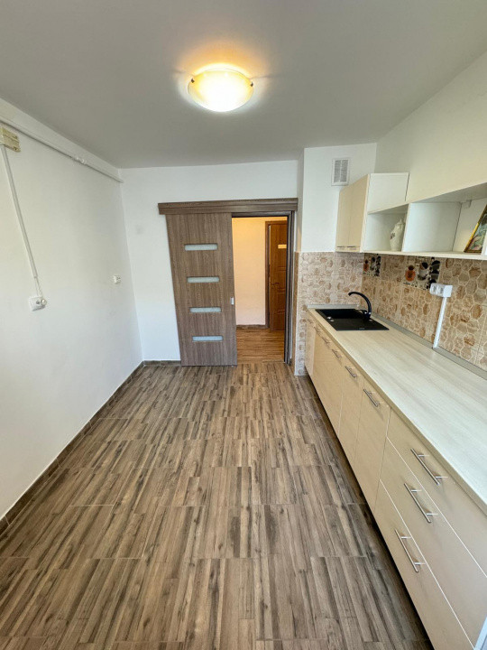 Apartament 3 camere si 2 bai de vanzare, str. Calugareni, Bacau-NORD